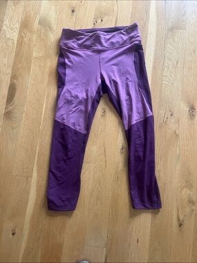Outdoor Voices Two-Tone Purple Colorblock capri length Leggings
